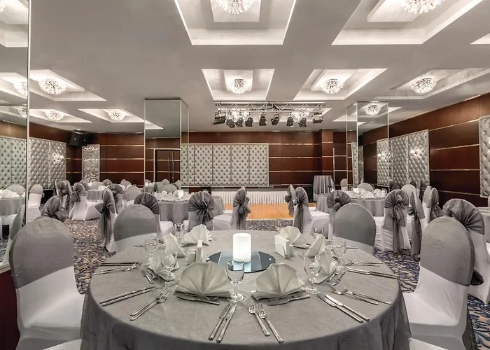 Ramada By Wyndham מלון